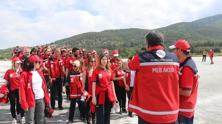 Öğretmenler Yangınları Söndürmek İçin Sahada
