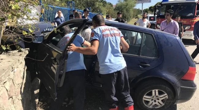Öğretmenler kaza yaptı, araçta sıkıştılar