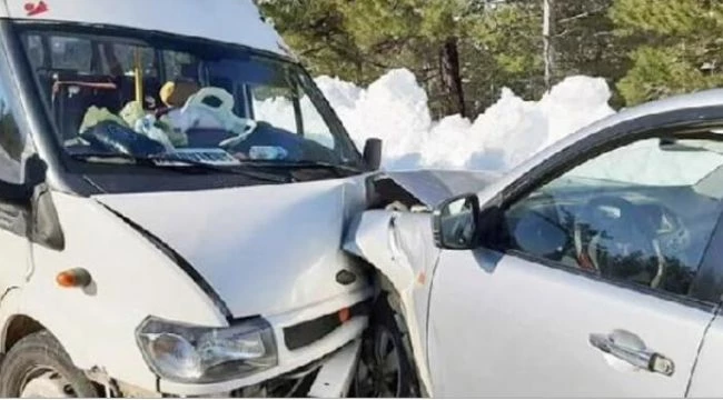 Servis aracı çarpıştı, 6 öğretmen yaralandı