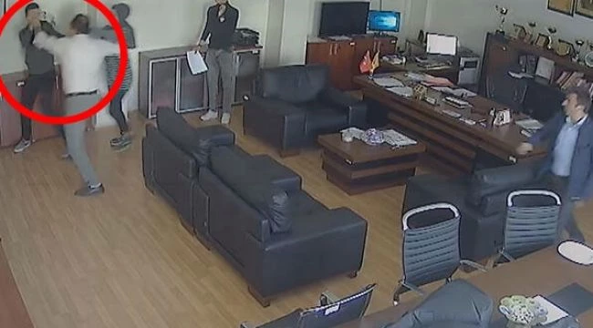 Veli müdür odasında kızıyla tartışan öğrenciyi dövdü