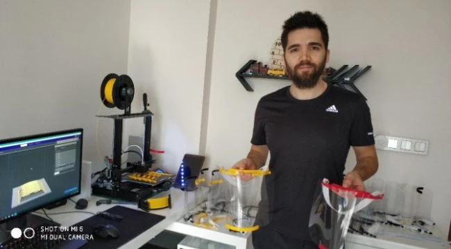 Öğretmenden büyük fedakarlık: Kendi evinde sağlık çalışanları için 3D yazıcısıyla maske üretiyor