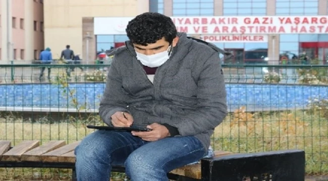 Öğrencilerini İhmal Etmeyip Uzaktan Eğitimle Ders Vermeye Devam Ediyor